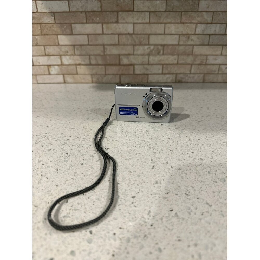 Olympusโ Digital Camera FE-190 6.0MP Silver Photograph